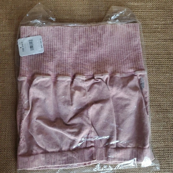 FREE PEOPLE GOOD KARMA RUNNING SHORT - Picture 5 of 6